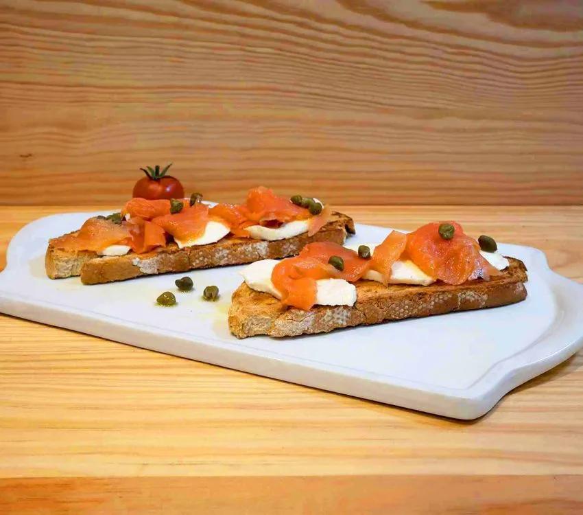 Tosta de salmão fumado