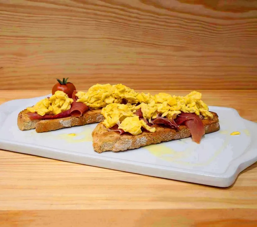 Tosta de ovos mexidos