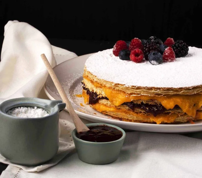Bolo de Massa folhada estaladiça com doce de ovos e frutos vermelhos